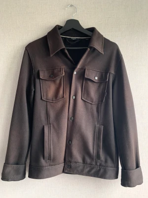 Shirtjacket - En svart shirtjacket från Jack and Jones, väl använd. Har blekts lite av solen på framsidan, annars helt felfri. 