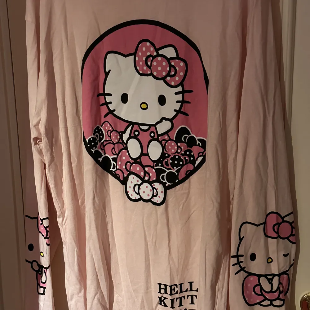 Jättesöt oversized långärmad tröja från new girl order X hello kitty kollektion. Köpt från ASOS säljs inte längre. Storlek S. Den är oversized så kan även passa M.. Tröjor & Koftor.