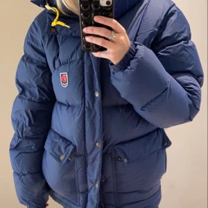 Fjällräven jacka - Skit snygg mörkblå fjällräven jacka, varm perfekt till vintern och skidor! Köpt för 6000kr använd fåtal gånger.