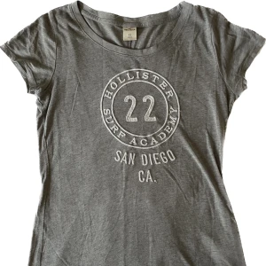 Hollister t-shirt grå - Bra skick men kommer inte till användning längre tyvärr. Säljer mycket kläder nu då jag rensar min garderob🤍✨⭐️
