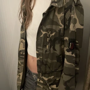 Trendig Jacka - Militärfärgadjacka från Tessi. Köpt för 600 mitt pris 150. 