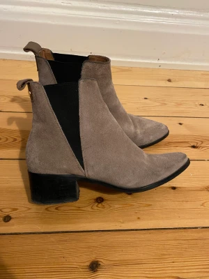 Boots i äkta mockaläder strl 36 - Beiga boots, välanvända med fläckar. Snygga med långa jeans. Storlek 36. Kan mötas i Stockholm. 