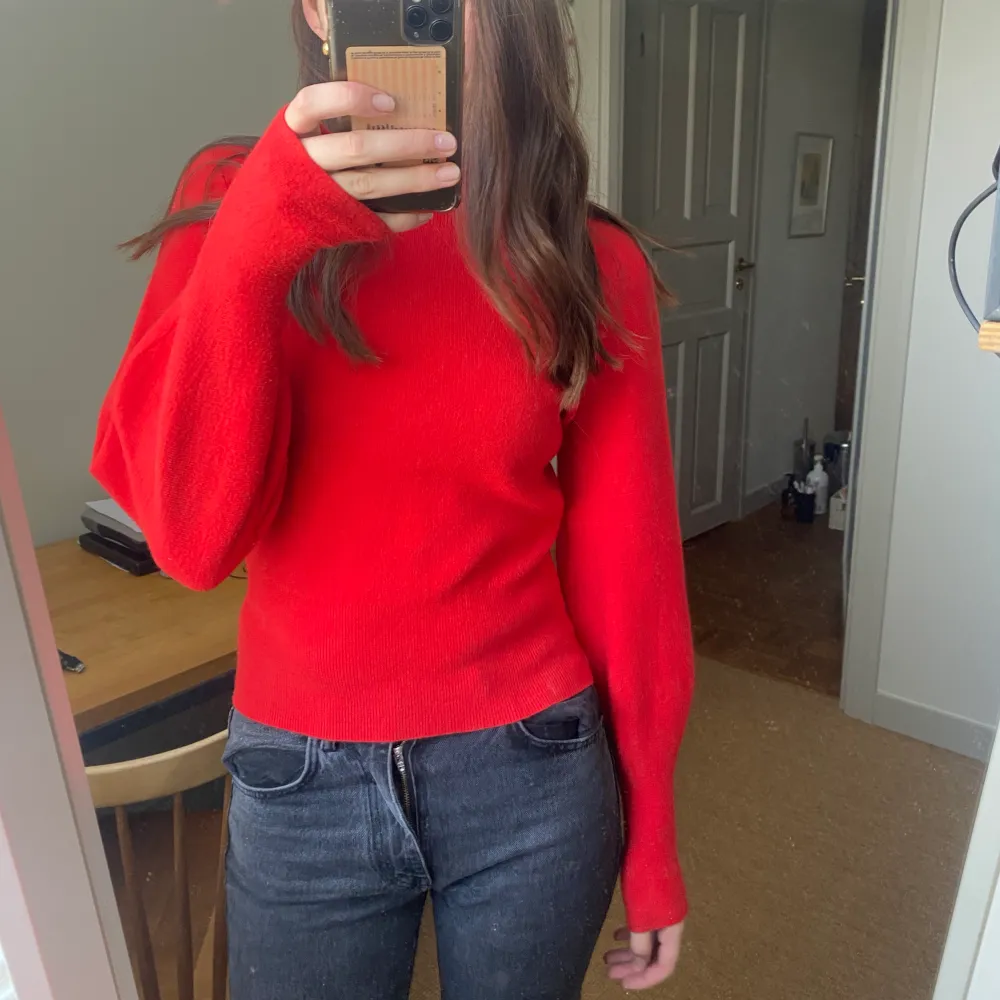 Röd stickad tröja från second femme, använd 1 gång så jätte bra skick. . Blusar.