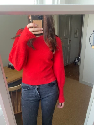 Röd stickad tröja - Röd stickad tröja från second femme, använd 1 gång så jätte bra skick. 