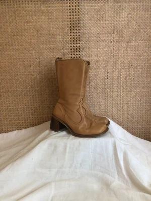 Coola cowboyboots - Älskar dessa, har dock 2 par  liknande💝👢🌟🌟  Dragkedja på sidan & med coola detaljer!