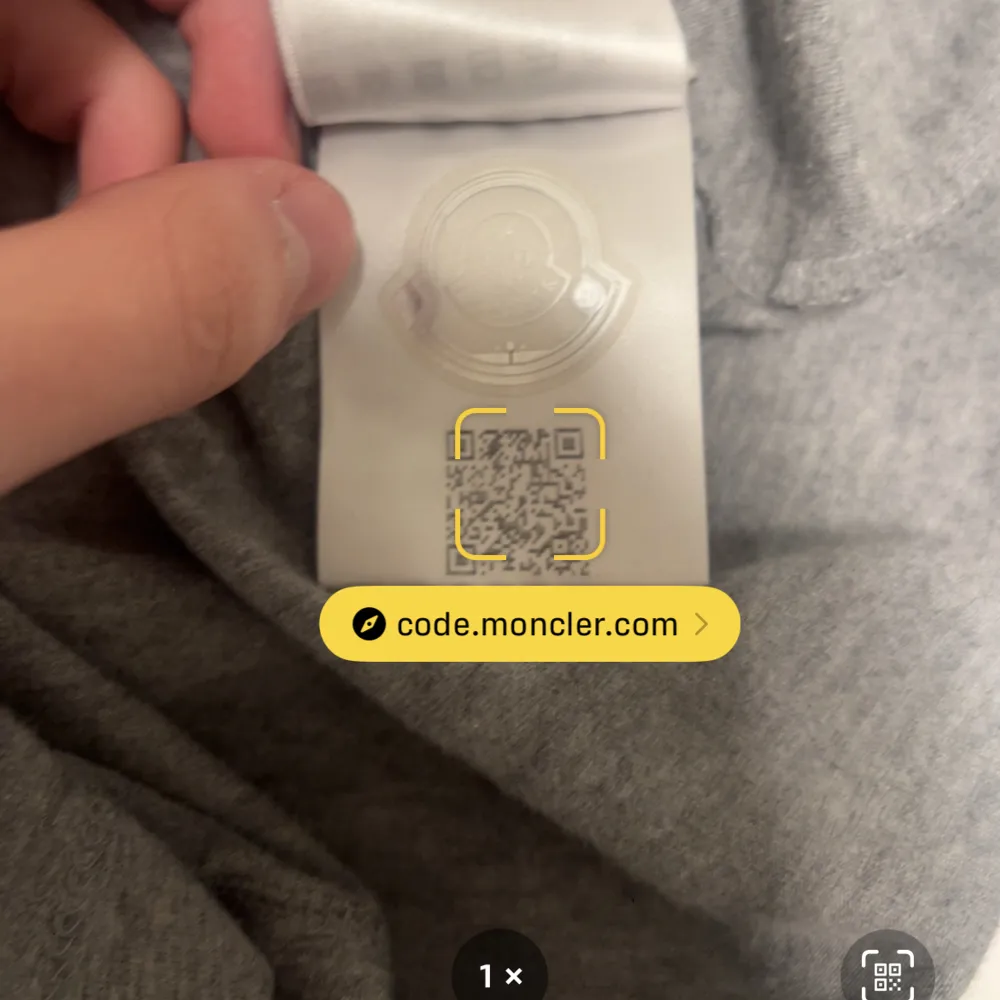 T-shirt från moncler, strlk M, bra skick 8/10. Dm för bilder o frågor. Pris kan diskuteras vid snabb affär. T-shirts.