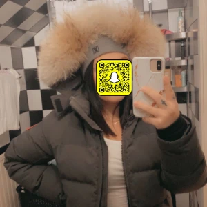 Canada goose  - Hej har en fin canada goose som är ansvänd 4 gånger förra vintern. Säljer den då den blivit för stor för mig, det är storlek M.