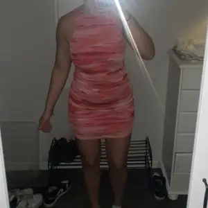 Jätte fin rosa klänning som aldrig kommit till användning🥰