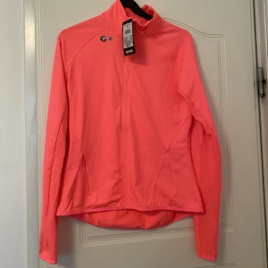 Helt ny träningsjacka från KappAhl - Fin rosa träningsjacka från KappAhl. Helt nya med prislappen kvar