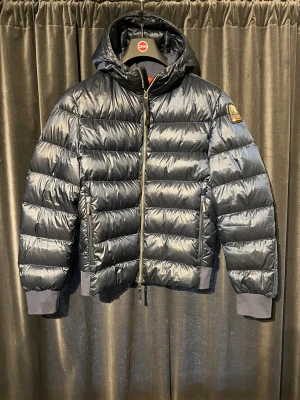 Parajumper Sheen - Parajumper jacka av äldre modell, sparsamt använd. Nypris ligger runt 6000. Vid mer frågor hör gärna av!