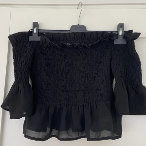 Svart topp - Svart off shoulder topp från Gina tricot. Lite cropped. Är L men kan passa M eller XL, alltså stretchig. Bra skick. Skriv om fler bilder eller frågor!💗