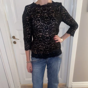 Svart spetstopp - Så snygg svart spetsblus/topp med trekvartsärm, perfekt till fest🖤 Mycket fint skick! Passar typ S/M. Skriv vid funderingar och kolla in mina andra annonser💞