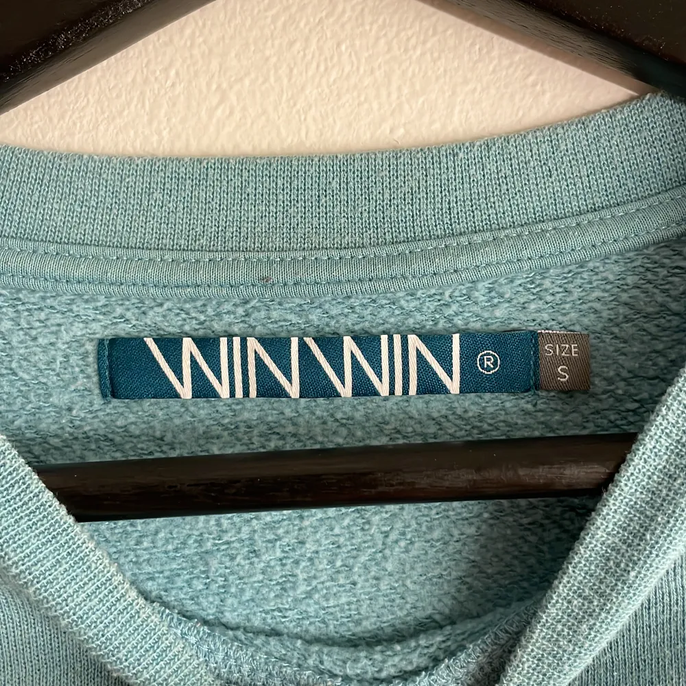 Säljer denna blå coola sweatshirt med två smileys på :) Säljer pga använder ej:/ Tror den är köpt på carlings, från märker WinWin. Storlek S, men är lite längre i modellen. Fler bilder? Skriv💙🦋🐠. Tröjor & Koftor.
