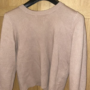 Stickad tröja brun/beige - Stickad brun/beige tröja i storlek S. Köpte den från Vero Moda, märket är Pieces som man kan se på bilden. Köpt för 300kr ish men säljer för 200kr. Kontakta privat för frågor🥰