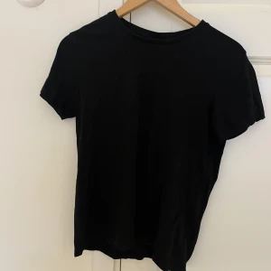 T-shirt  - Vanlig svart T-shirt basic.