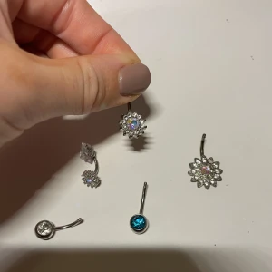 Liten blomma Navelpiercing  - ⭐️Säljer mycket smycken nu då jag har för mycket och rensar, så bara att skriva vid frågor eller behov av fler bilder🤍✨🌟Paketpris vid köp av flera smycken/plagg.