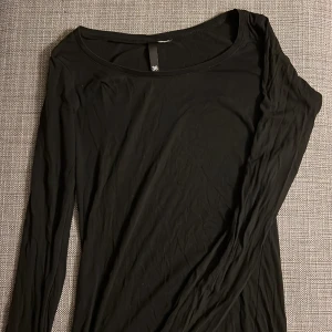 Tröja - Tight långärmad tröja. Storlek 36/S. Ganska tunn, påminner om intimissimi tröjan. Bra skick💕 kolla gärna mina andra annonser😻