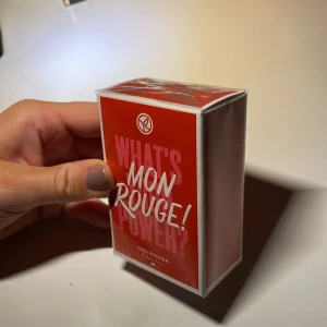 Yves Roche parfym - En blommig doft i en 30ml flaska oöppnad parfym🤍 säljer även en liten flaska av en liknande parfym att ha i väskan som syns på andra och tredje bilderna eller om man vill testa den doften🤍⭐️