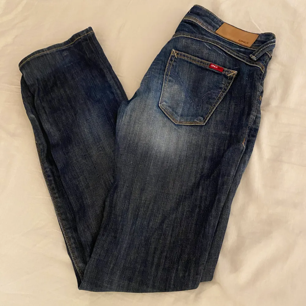 Ursnygga low waist och boot cut jeans från only ⚡️ W27 L32 (”Midjan” 79cm yterbenlängd 1m innerbenlängd 80cm). Jeans & Byxor.
