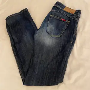 Ursnygga low waist och boot cut jeans från only ⚡️ W27 L32 (”Midjan” 79cm yterbenlängd 1m innerbenlängd 80cm)