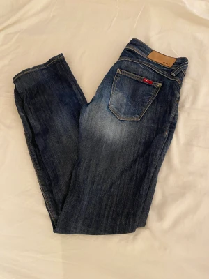 Low waist boot cut jeans - Ursnygga low waist och boot cut jeans från only ⚡️ W27 L32 (”Midjan” 79cm yterbenlängd 1m innerbenlängd 80cm)