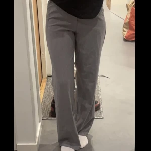 Kostymbyxor  - Jättefina oanvända kostymbyxor från stradivarius med prislappen kvar. Jag är 167cm lång och enligt mig är dom är lite för långa samt sitter lite tajt i midjan. Hör av dig privat för fler frågor eller bilder💕