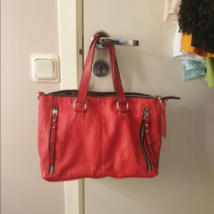 Väska - Oanvänd väska från Dondonna, aldrig använts alls. Tillkommer ett längre axelband 