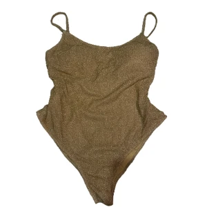 Glittrig Body - svin snygg glittrig guld body storlek L men sitter som en M! Bara att kontakta mig vid frågor💕