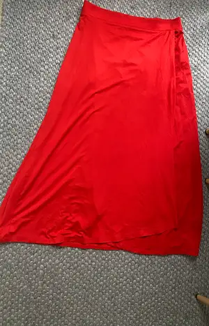 Aldrig använd  Röd kjol strl s 