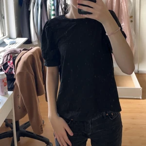 Tshirt - T-shirt med puff ärmar, säljer pga att den är för stor