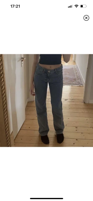 Bikbok blå jeans - Säljer ett par lågmidjade jeans från bikbok i stl 24💕 dom har inga defekter (nyskick) och har nypris ca 600kr