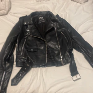 skinnjacka - skinnjacka från zara som jag inte använder längre😚