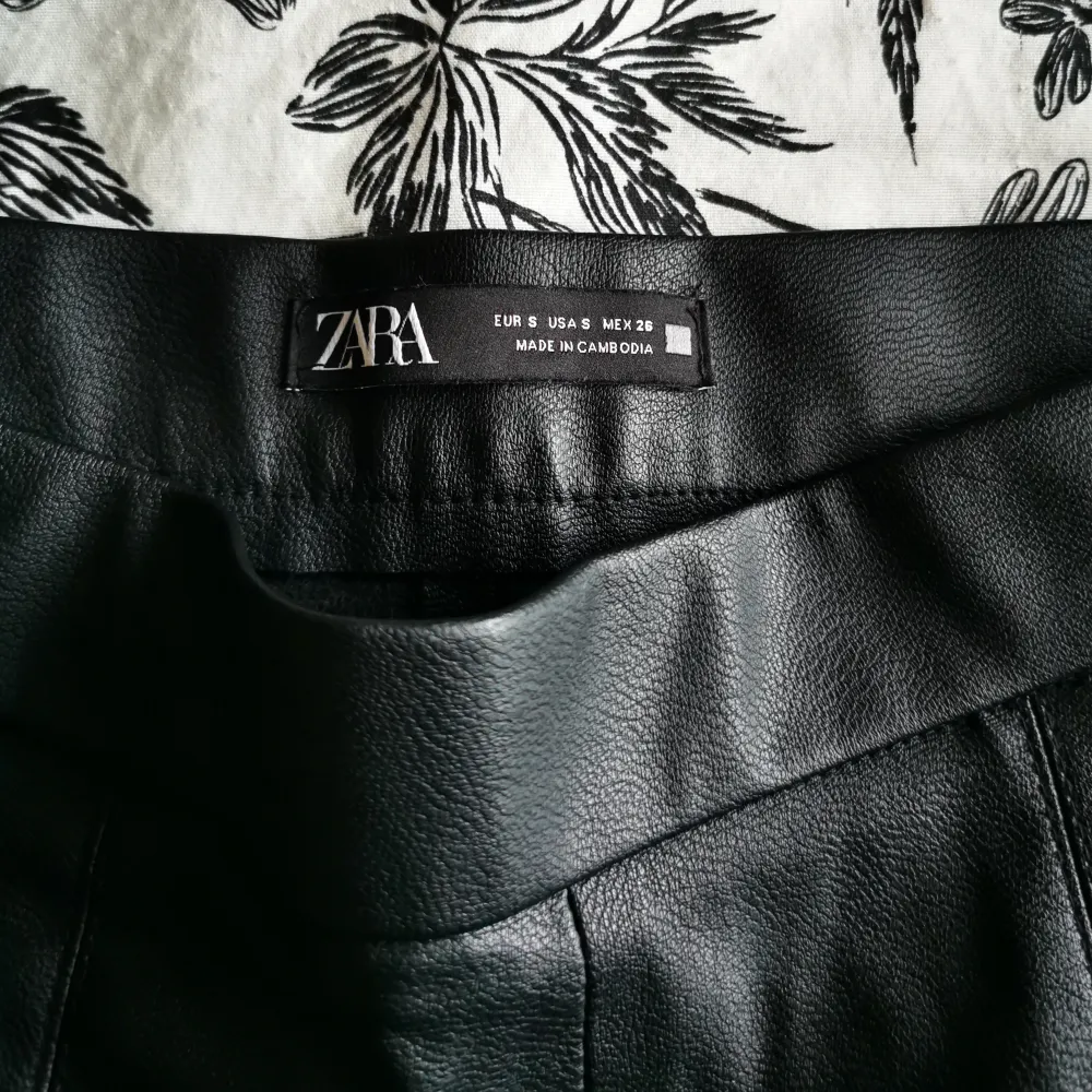 Zara leather pants size S (fits a 36-38). Excellent condition. Worn very few times . Jeans & Byxor.