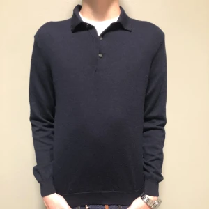 Merinoull tröja  - Säljer denna rugby tröja. 100% merinoull. Köpt från HM ”luxarycollection”. Nypris 499kr. Storlek M fits S.