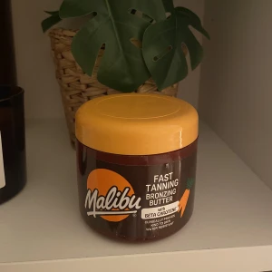 Tan cream - En populär kräm som ska göra en brun snabbare i solen☀️ Endast testad 2-3 gånger! Kommer ej till användning då jag har känslig hud och den passade inte min hud så bra😕 Luktar supergott av kokos💗🥥 Kontakta mig om du undrar nåt🤗 