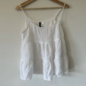 Vit volangtopp - Säljer denna oanvända topp från hm, söt nu till sommaren💓💓