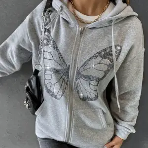 säljer min snygga hoodie mä en fjäril på framsidan. Använt fåtal gånger, säljer för den inte kommer till användning💞