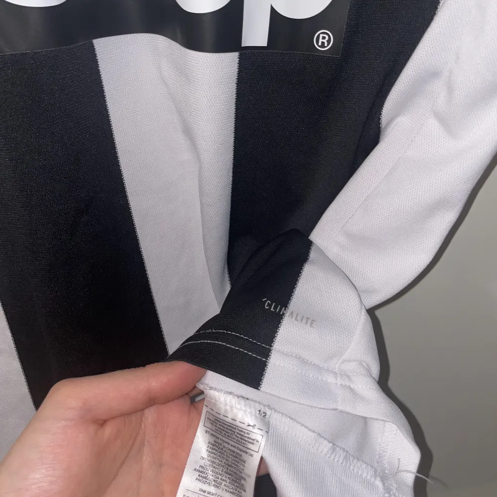 Juve Juventus Adidas fotbollströja  Storlek: S Skick: 8/10  Säljs då jag tömmer garderoben och dessa har jag växt ut av.. T-shirts.