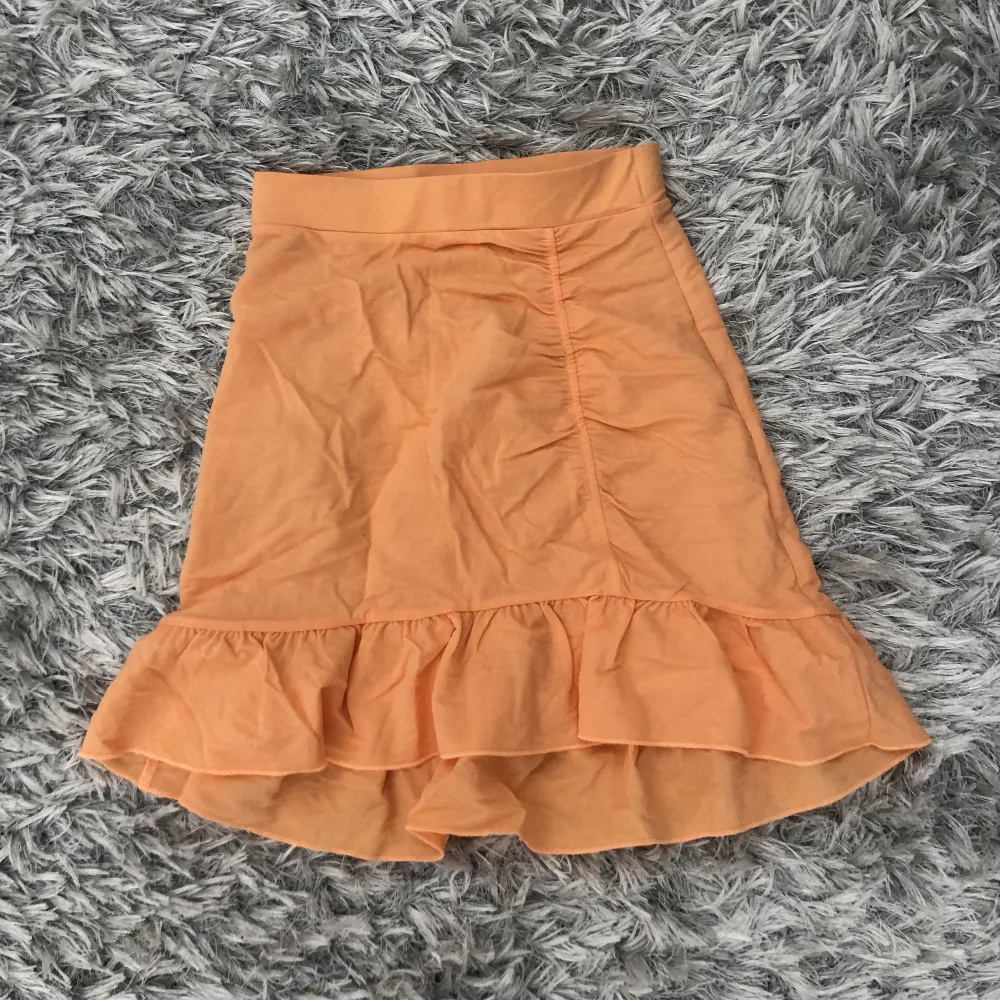 En snygg orange kjol jag ej använder. . Kjolar.