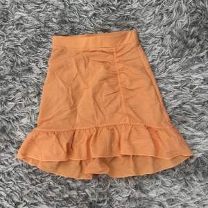 En snygg orange kjol jag ej använder. 