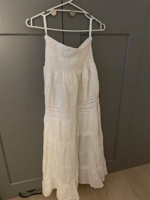 Maxikjol - En skit snygg maxikjol perfekt till sommaren och skolavslutningen 🤩 Den är helt ny oanvänd