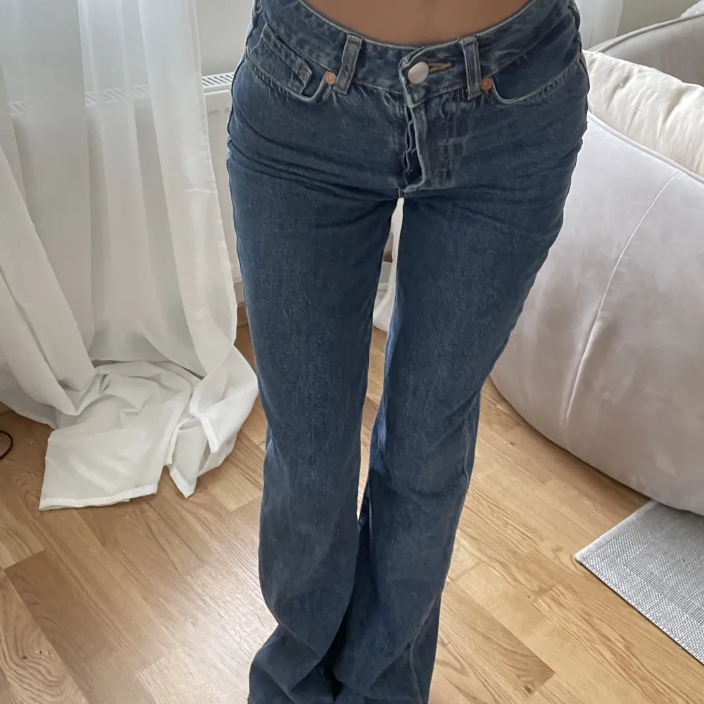 jeans från bikbok, avklippta längst ner pga för långa. passar mig som har xs o är 160! Nypris ca 499. Jeans & Byxor.