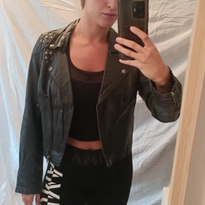 Skinnjacka  - Oversized. Saknas 2 nitar (syns på sista bilden).