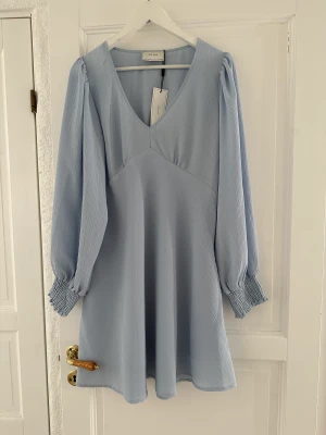 Ny klänning från Neo Noir  - Ny med prislappar kvar stl 38 , ljusblå. Helt ny!