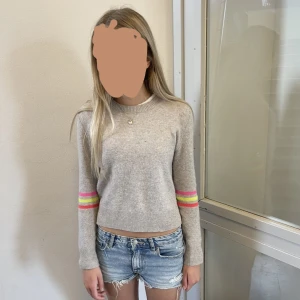 From future tröja  - Säljer denna sjukt snygga from future tröja ! Storlek S och den ska vara lite croppad. Så sjukt snygg med ett par shorts. Inga defekter och använd ca 6 gånger 🥹❤️100% Kashmir ny pris ca 2000kr. Byter gärna 