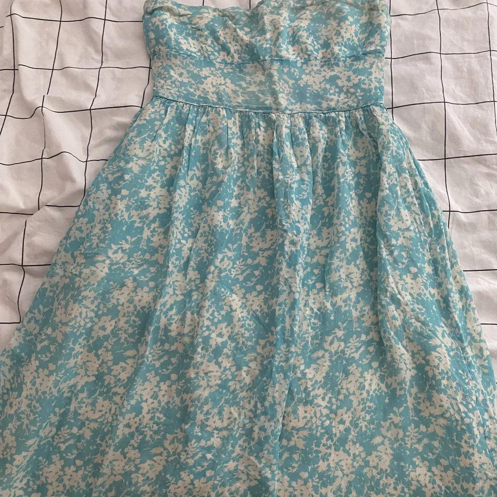 PRISÄNKT! Säljer denna söta klänning i stl M. Köpte den på sellpy men den passade inte mig. Den är i mycket fint skick. 85 + frakt som köpare betalar 💓köp gärna via ”köp direkt”. Klänningar.
