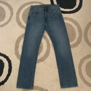 Blå j.lindberg jeans. Knappt använd, bra kondition, 100% cotton. 