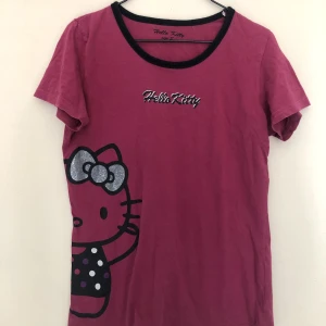 Hello Kitty T-shirt  - Jätte söt hello Kitty tröja! Fin färg och fint skick🫶