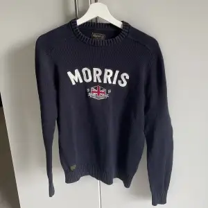 Marinblå stickad Morris tröja i storlek S, bra skick.  Nypris:1199kr