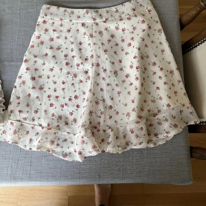 Riktigt somrig kjol - Använd till och från under en sommar. Riktigt bra skick, dragkedja på sidan för att lättare få på. Tyvärr för liten för mig nu. 